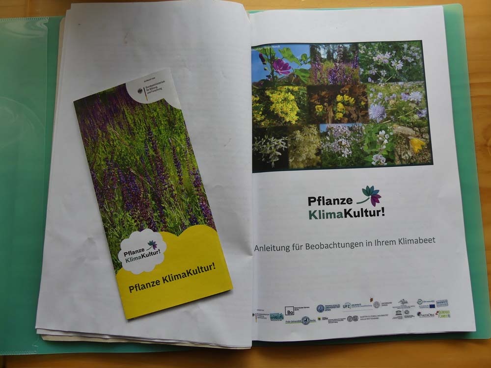 Flyer zum Projekt und Projektordner mit Anleitungen für Beobachtungen im Klimabeet (Quelle: www.pflanzeklimakultur.de)