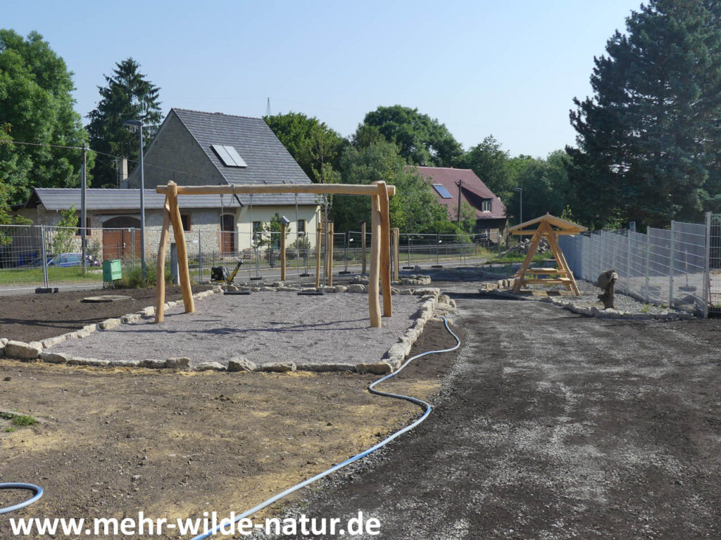 10.06.2023 Ortskern Köttendorf: auch auf dem Weg ist nun Gütekompost in den Schotter eingearbeitet als Vorbereitung für die Aussaat.
